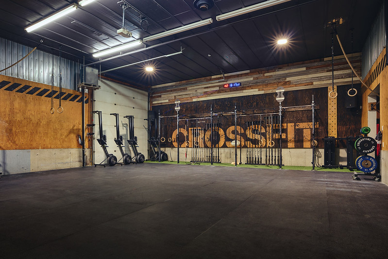 Intérieur de la box CrossFit Chicoutimi — racks, plateformes et zone d'entraînement